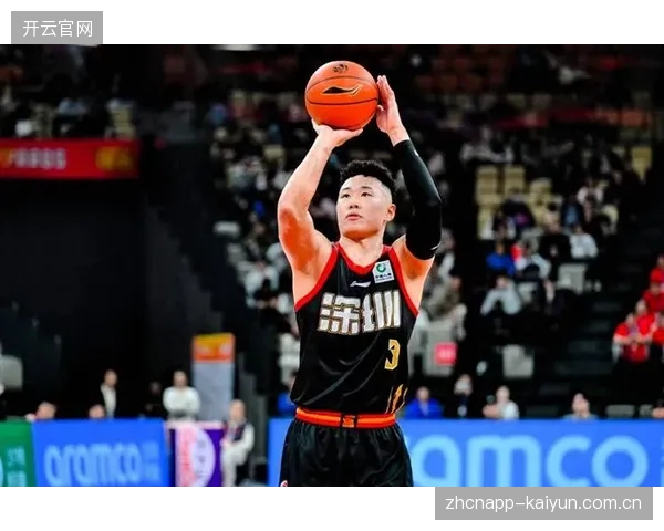 贺希宁凭借高效得分荣膺MVP,其无球跑动战术价值为深圳队核心。 贺希宁凭借高效得分荣膺MVP,其无球跑动战术价值为深圳队核心。